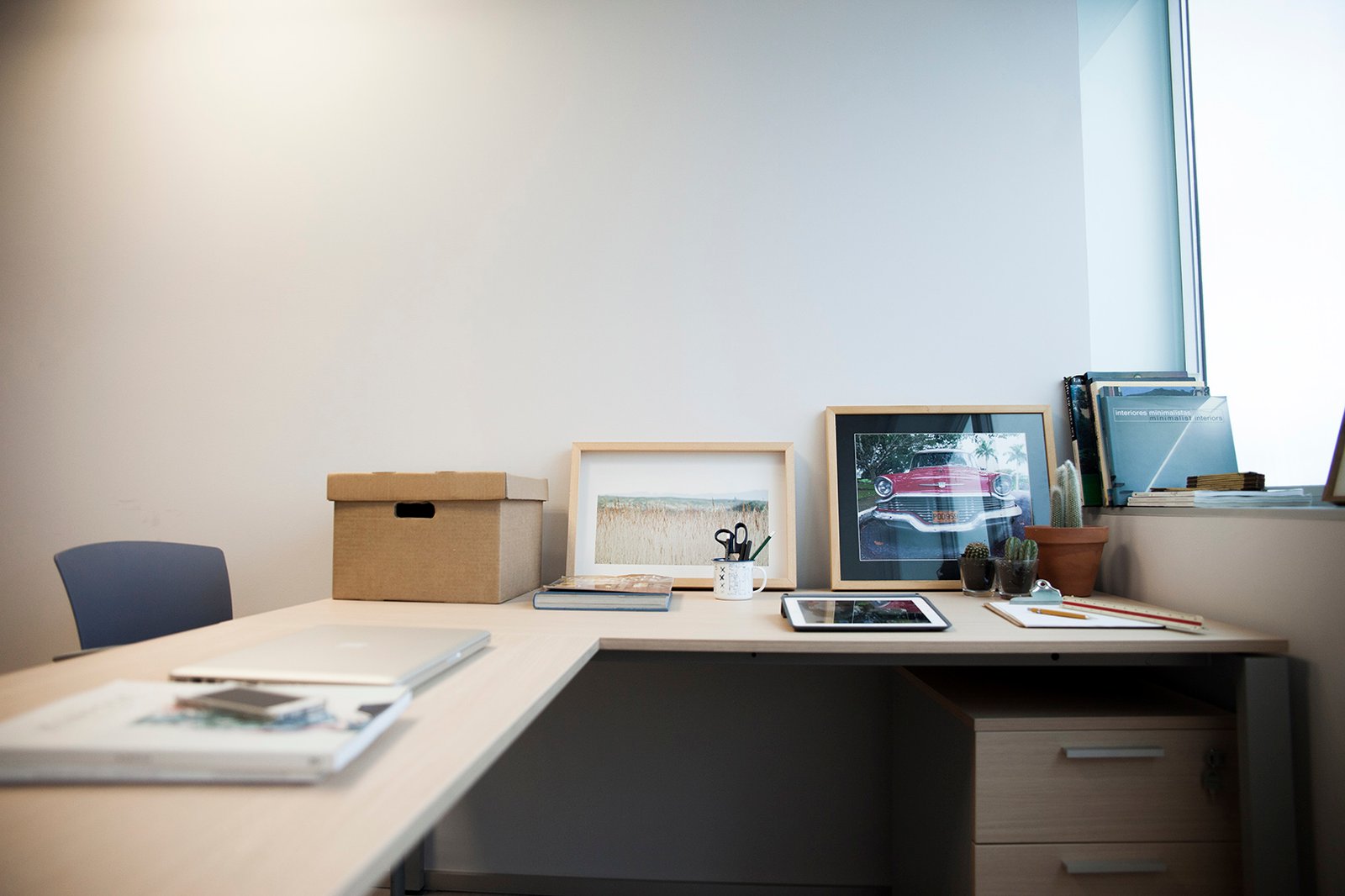 Alquiler de despacho individual con mesa y cajonera. Espaciogeo Vigo Alquiler de despacho individual con mesa y cajonera. Espaciogeo Vigo