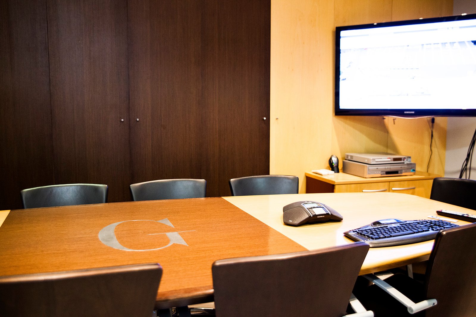 sala-juntas-mesa-pantalla-espaciogeo-vigo Sala de juntas con mesa y pantalla de televisión incorporada